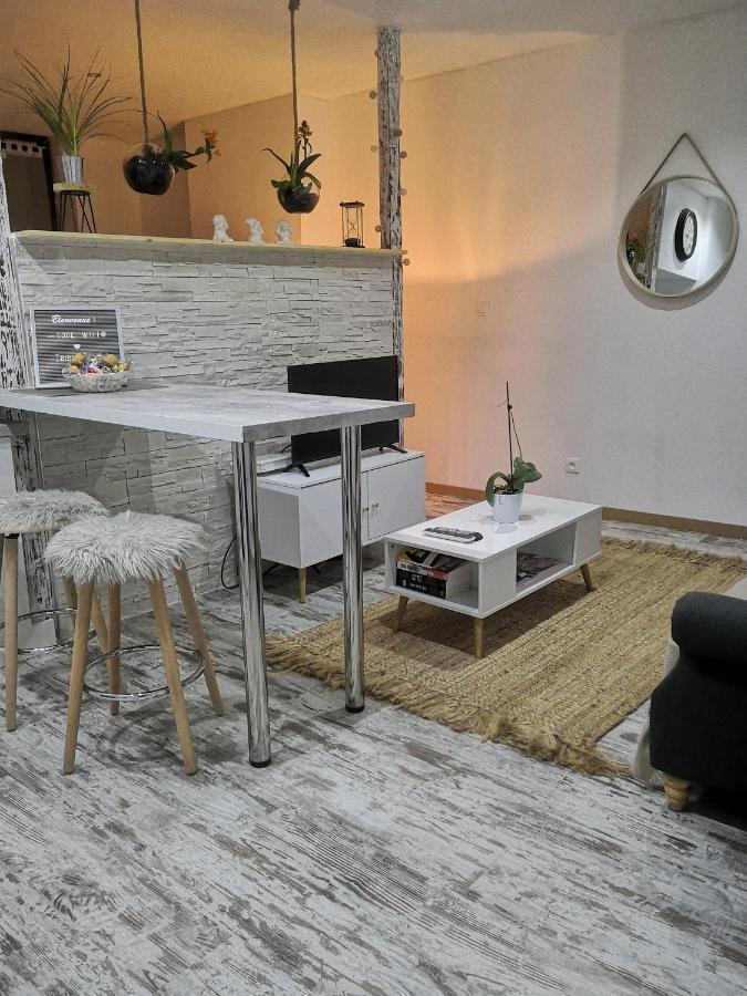 Studio Zen Et Cosy, Neuf En Pleine Ville Saint-Claude Exteriör bild