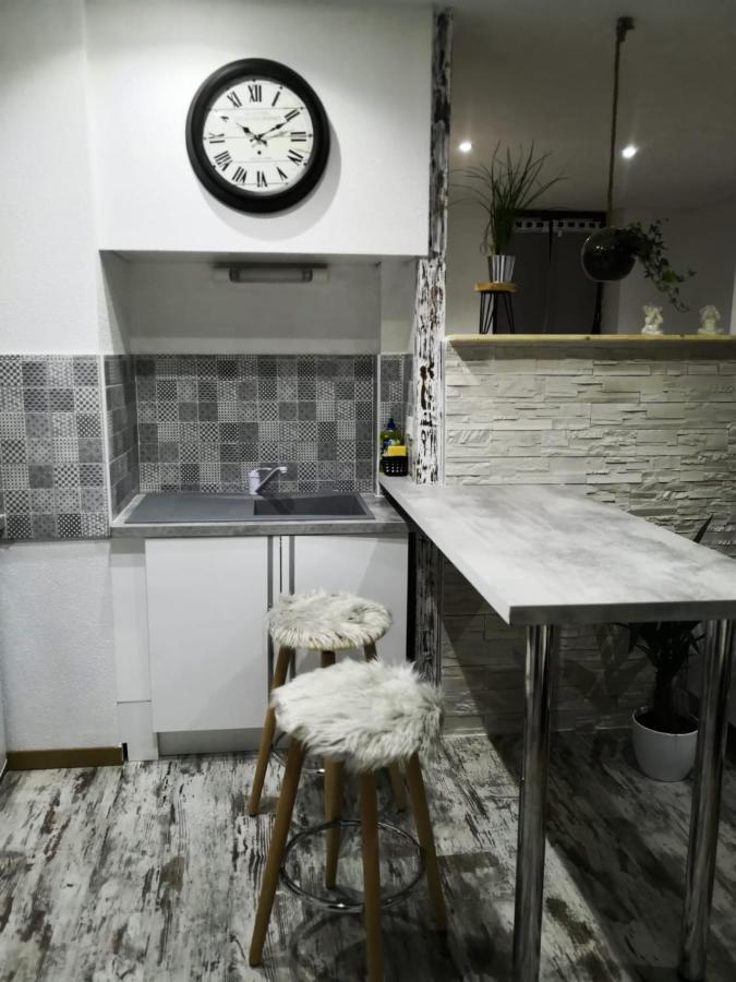 Studio Zen Et Cosy, Neuf En Pleine Ville Saint-Claude Exteriör bild